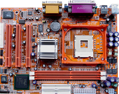 知名军事博主“听风的蚕”单日掉粉千万